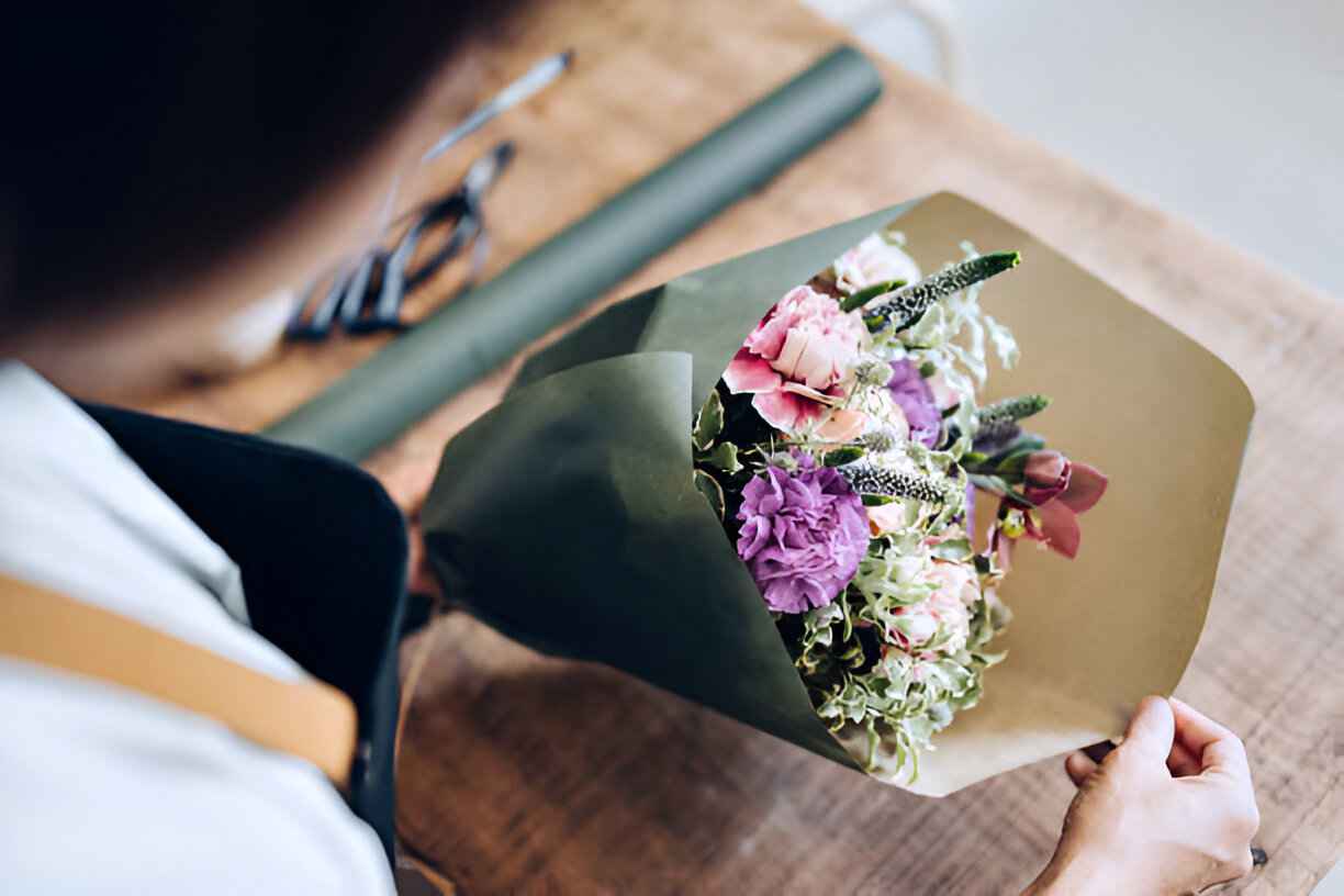 صورة إبداعية بزخارف زهرية ملونة وإضاءة ساطعة